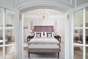 Suite, 1 Bedroom, Lake View (Celebrity King. Separate Living Room)
