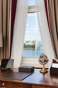 Deluxe Room, 1 King Bed, Balcony, Lake View