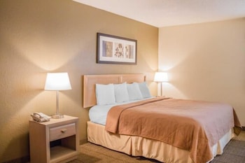 One King Bed Non Smoking Lake View With 2 Person Whirlpool in Bath