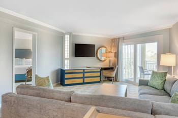 Suite, 1 King Bed (ADA, Island)