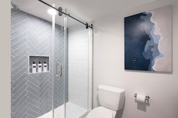 Studio Suite, 1 King Bed, Partial Ocean View