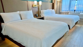 Suite, 2 Queen Beds (Low Floor)