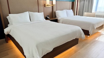 Room, 2 Queen Beds, Accessible Bathtub