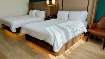 Room, 2 Queen Beds, Accessible Bathtub