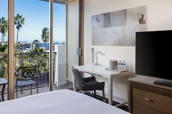 Room, 1 King Bed, Balcony (Top Floor)