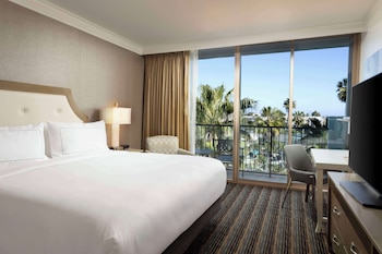 Room, 1 King Bed, Balcony (Top Floor)
