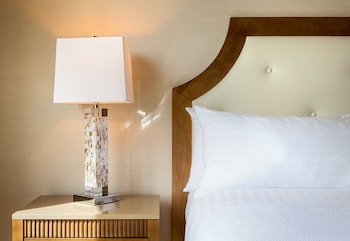 Premier Room, 1 King Bed, Accessible (Hearing)