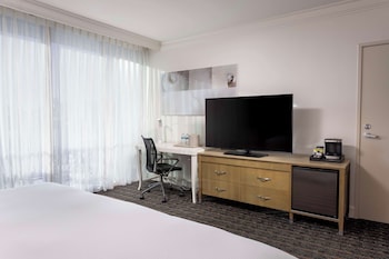 Room, 1 King Bed, Accessible, Balcony (Mobility, 3x3 Shower)