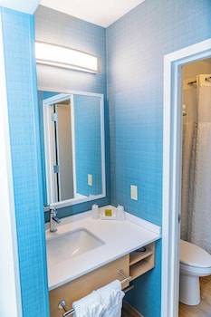 Room, 1 Queen Bed, Accessible, Kitchenette (with Bathtub)