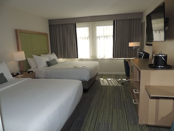 Room, 2 Queen Beds, Accessible, Bathtub