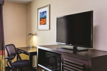 Suite, 1 King Bed with Sofa bed, Non Smoking