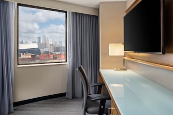 Room, 1 King Bed, Hearing Accessible (Roll-in Shower)