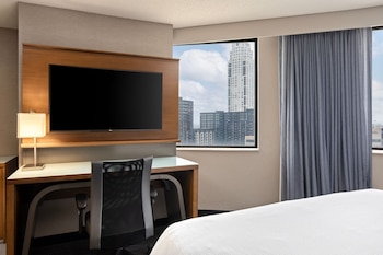 Room, 1 King Bed, Hearing Accessible (Roll-in Shower)