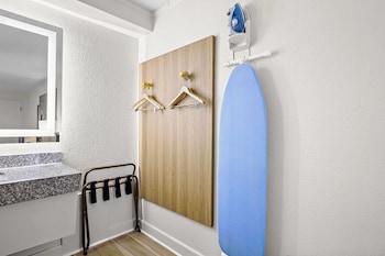 Standard Room, 1 King Bed, Accessible, Non Smoking
