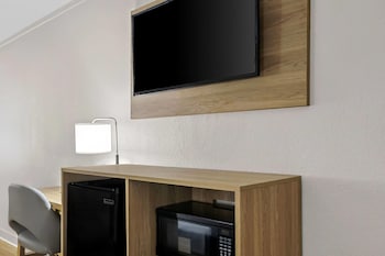 Standard Room, 1 King Bed, Accessible, Non Smoking