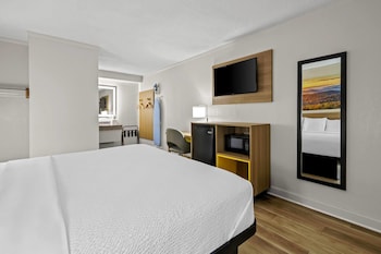 Standard Room, 1 King Bed, Accessible, Non Smoking