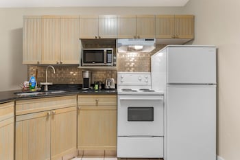 Honeymoon Suite, 1 King Bed, Non Smoking, Kitchen (Full Kitchen)