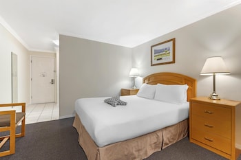 Standard Room, 1 Queen Bed, Non Smoking, Refrigerator & Microwave