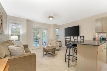 Honeymoon Suite, 1 King Bed, Non Smoking, Kitchen (Full Kitchen)