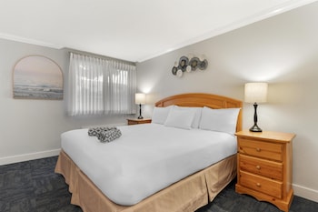 Standard Room, 1 King Bed, Non Smoking, Refrigerator & Microwave
