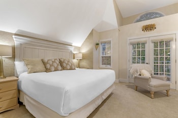 Honeymoon Suite, 1 King Bed, Non Smoking, Kitchen (Full Kitchen)