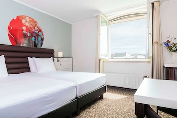 Comfort Room, 2 Twin Beds, City View