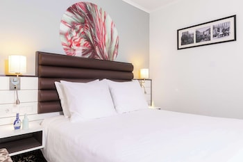 Standard Room, 1 Queen Bed (Small)