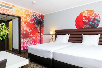 Comfort Room, 2 Twin Beds, City View