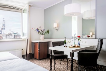 Comfort Room, 2 Twin Beds, City View
