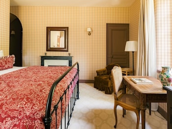 Room (The Pavilion of Honor, Forest view)