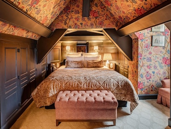 L'ABBAYE - LA Singuliere Room, 1 King Bed, Estate View, Attic Room