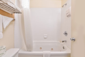 Deluxe Room, 1 King Bed, Non Smoking, Jetted Tub