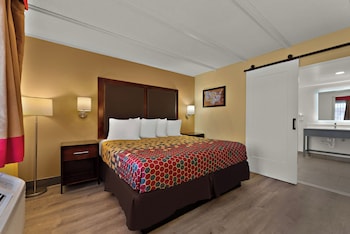 Room, 1 King Bed, Mobility Accessible, Non Smoking (Bathtub w/ Grab Bars)