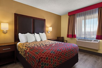Room, 1 King Bed, Mobility Accessible, Non Smoking (Roll-In Shower)