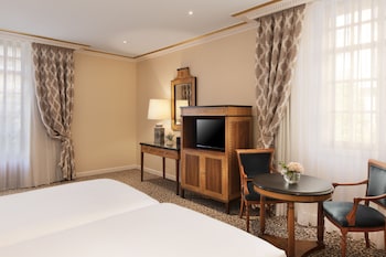 Premium Room (Patio de La Reina View)