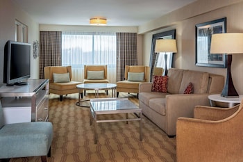 Suite, 1 King Bed, Non Smoking (Governor's)