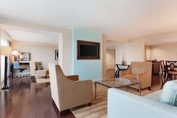 Premium Suite, 1 King Bed, Accessible, Non Smoking (Roll-in Shower)