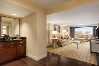 Suite, 1 King Bed, Non Smoking (Governor's)