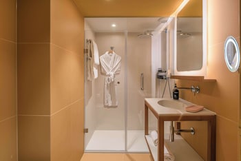 Standard Room, 1 King Bed, Balcony