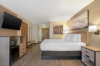 Standard Room, 1 King Bed, Non Smoking, Refrigerator & Microwave