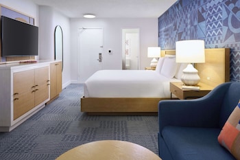 Room, 1 King Bed, Mobility Accessible (Waikiki View)