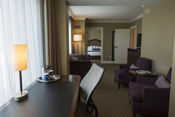ADA Lakeview Queen Suite