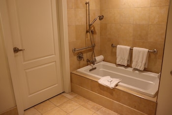 ADA Lakeshore Queen  (1 Queen Bed)