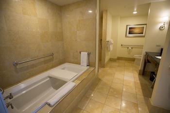 ADA Lakeview Queen Suite