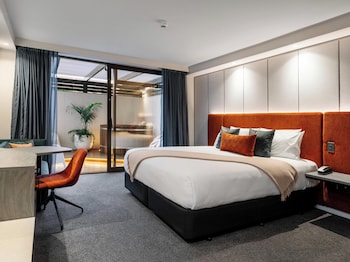 Deluxe Room, 1 King Bed, Club Lounge Access