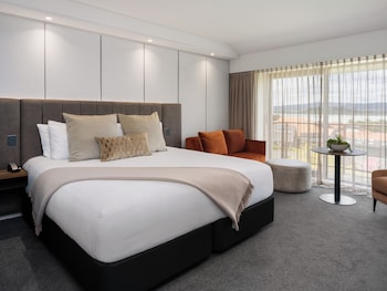 Club Room, 1 King Bed, Club Lounge Access, Lake View