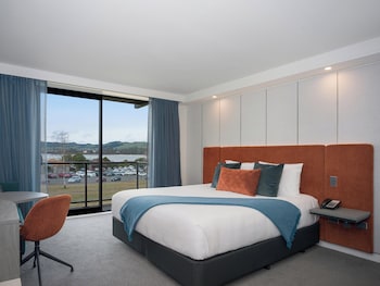 Superior Room, 1 King Bed (Lakefacing)