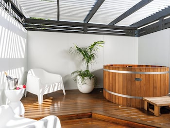 Deluxe Room, 1 King Bed, Club Lounge Access
