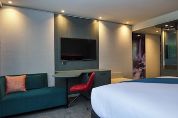Superior Room, 1 King Bed (Lakefacing)