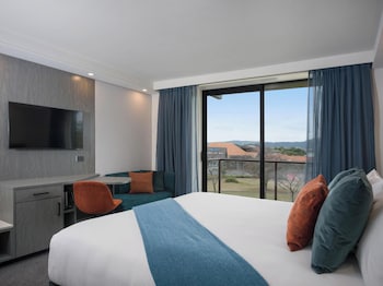 Superior Room, 1 King Bed, Balcony (Lakefacing)